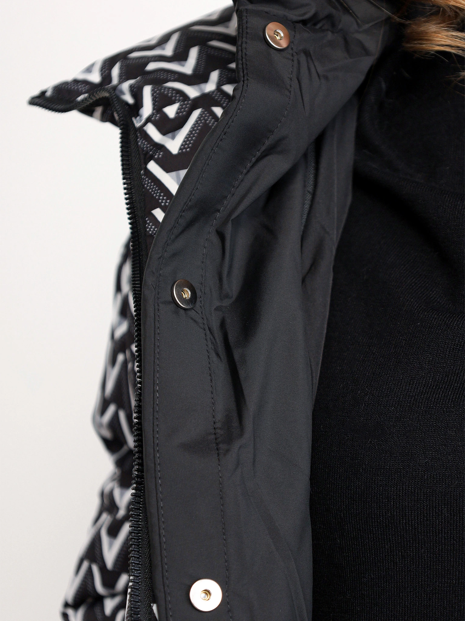 Пуховик с абстрактным принтом черного цвета с капюшоном-манишкой